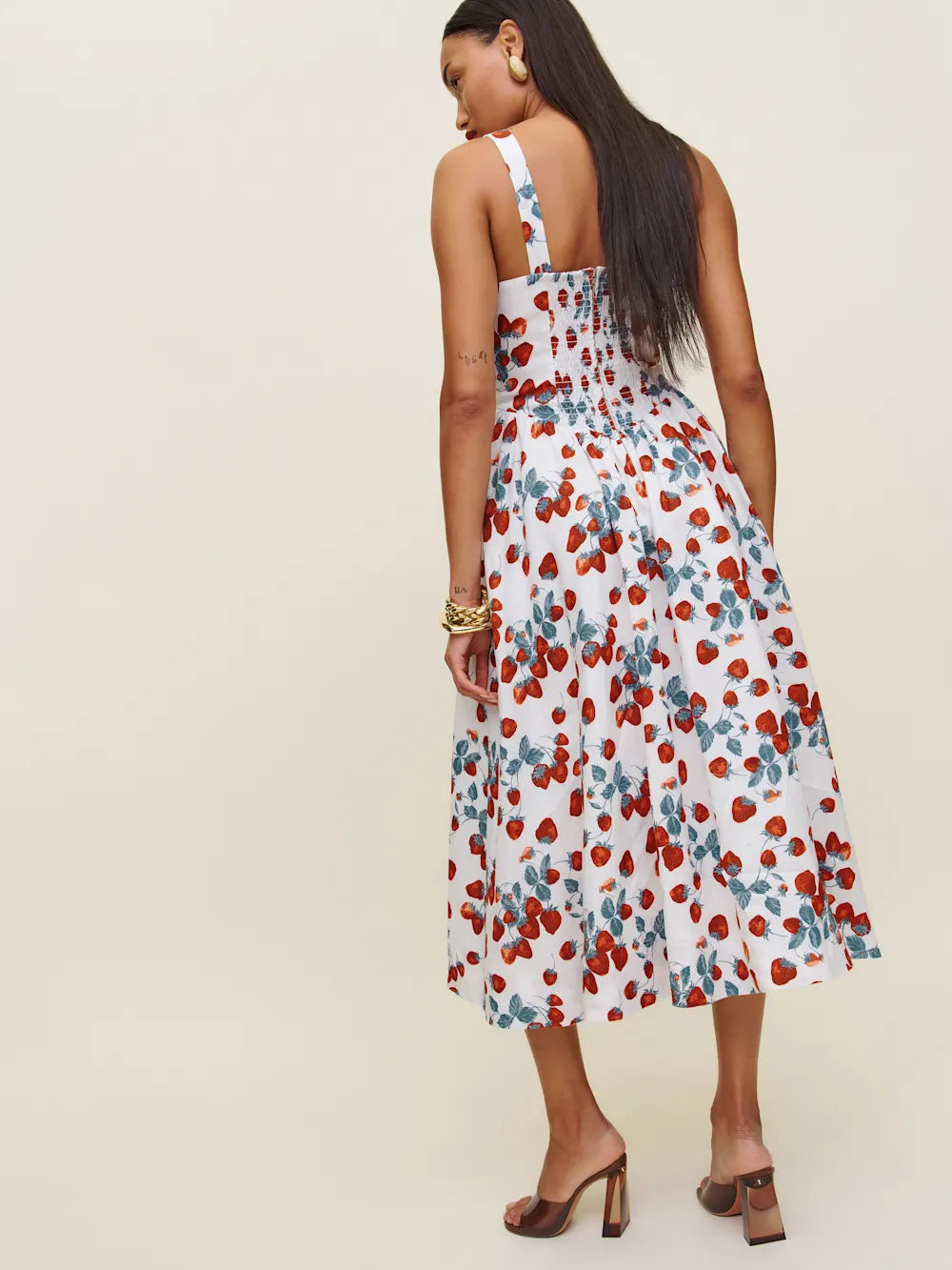 The Balia Linen Dress in Strawberry Jam by Reformation offers a refined blend of comfort and style with its lightweight linen fabric, ideal for warm weather. Expertly designed with back smocking, it ensures a flexible fit while adjustable straps provide personalized comfort. The scoop neckline adds a flattering touch, and the dress is fully lined for a smooth feel. Practical side pockets enhance functionality without compromising elegance, making this piece a versatile staple for any sophisticated wardrobe.