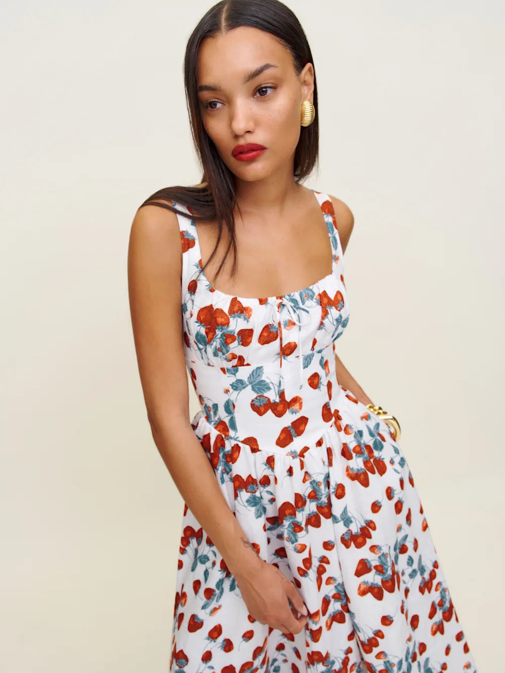 The Balia Linen Dress in Strawberry Jam by Reformation offers a refined blend of comfort and style with its lightweight linen fabric, ideal for warm weather. Expertly designed with back smocking, it ensures a flexible fit while adjustable straps provide personalized comfort. The scoop neckline adds a flattering touch, and the dress is fully lined for a smooth feel. Practical side pockets enhance functionality without compromising elegance, making this piece a versatile staple for any sophisticated wardrobe.