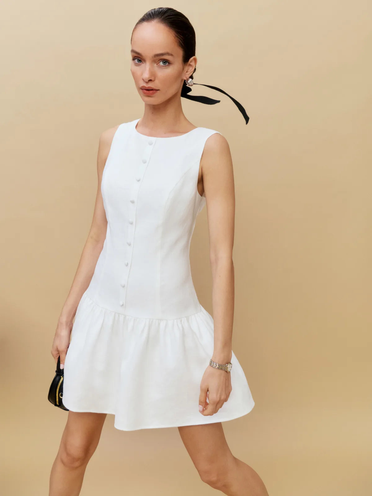 Discover the perfect balance of sophistication and comfort with our Keoni Mini Dress by Reformation. Made from lightweight and breathable linen fabric, this dress features a boat neckline and a flattering A-line silhouette. Perfect for any occasion, check out our size and fit guide for the perfect fit.