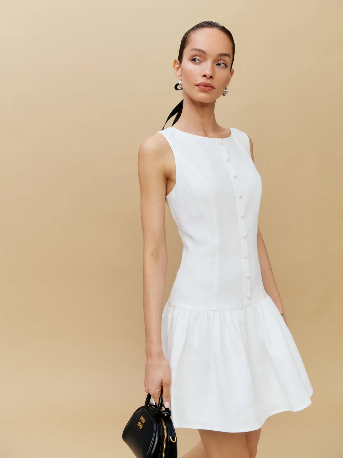 Discover the perfect balance of sophistication and comfort with our Keoni Mini Dress by Reformation. Made from lightweight and breathable linen fabric, this dress features a boat neckline and a flattering A-line silhouette. Perfect for any occasion, check out our size and fit guide for the perfect fit.