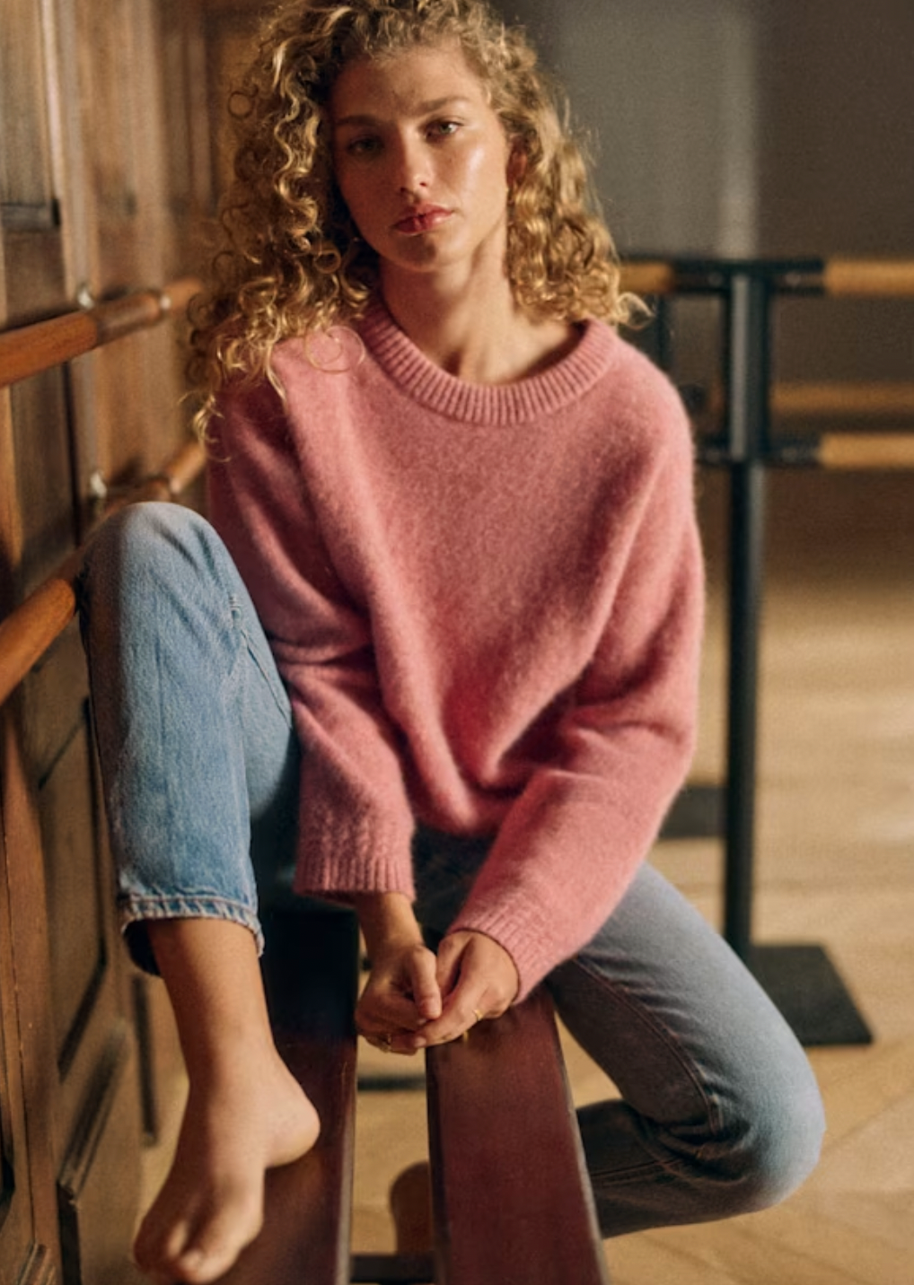 Crafted from luxurious baby alpaca wool, the Amiel Jumper in mottled pink offers exceptional warmth and softness with a refined texture. Its expert blend of fibers ensures durability while maintaining a lightweight feel, making it an ideal choice for layering in cooler weather. The subdued mottled pink hue adds a subtle touch of elegance, perfect for both casual and sophisticated looks. Designed for comfort and style, this jumper combines timeless appeal with premium natural materials.