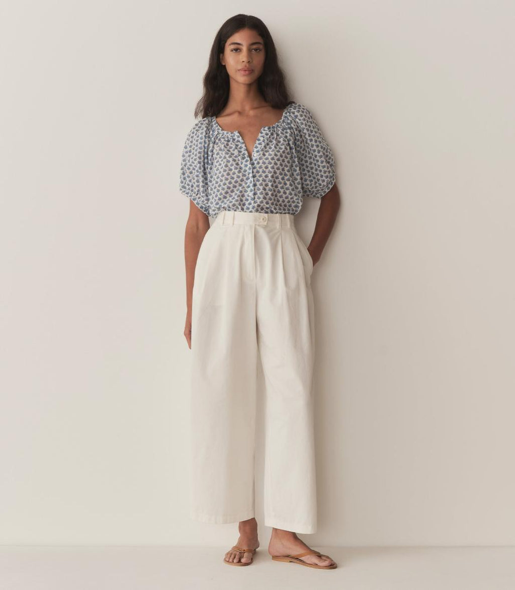 Crafted from midweight organic cotton voile, the June Top features a short-sleeved silhouette inspired by the iconic ‘60s Dahlia Ditsy print. This refined reinterpretation of the classic Jane Blouse offers breathable comfort with a vintage touch, making it an ideal choice for those seeking effortless style grounded in quality fabrics and timeless design.