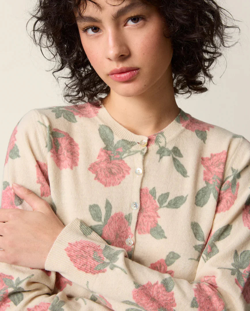 Le cardigan Albira allie élégance et confort avec son imprimé pivoine beige raffiné. Conçu en Italie, il présente un col rond et des manches longues pour une coupe classique. Les finitions en bords côtes au col, à la taille et aux poignets assurent un maintien impeccable. Sa fermeture par boutons en nacre véritable ajoute une touche sophistiquée. Idéal pour un porté quotidien avec une taille conforme aux standards.