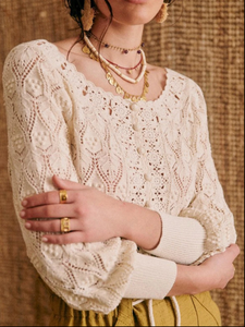 Stay stylish with the Jersey Anika! Hand-crocheted cardigan with a unique single-button closure and vintage-inspired round neck. Long-sleeved blouse for women perfect for any occasion. Add a touch of elegance to your wardrobe with this crochet masterpiece.