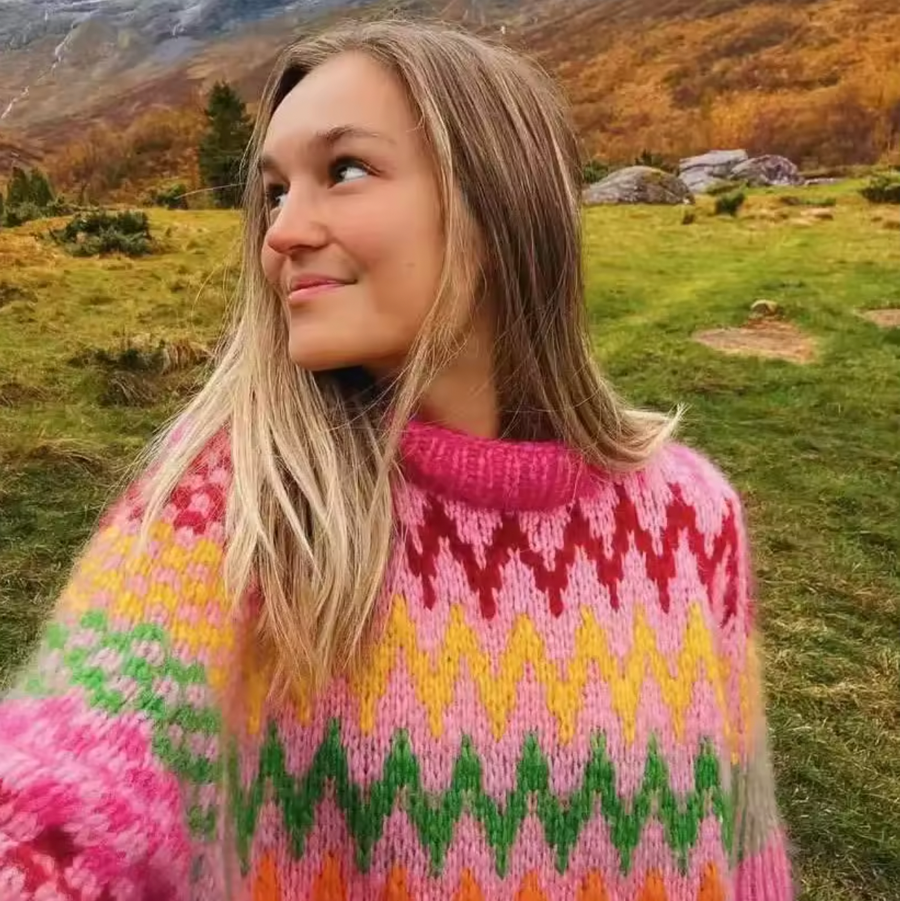 Elevate your style with the Pull Margot. Vibrant colors and a delicate round neck add a touch of elegance, while the striped mohair top adds texture and warmth. Hand-woven with care, this new model is sure to make a statement and elevate any outfit.