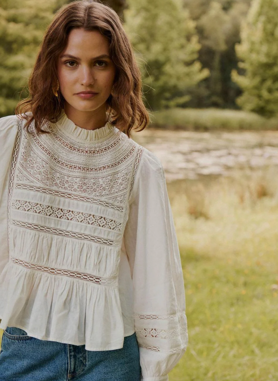 La blouse Tokyo allie légèreté et élégance grâce à son coton biologique écru, respirant et durable. Son col montant froncé, orné de dentelles délicates, crée un jeu de textures raffiné. Les manches longues bouffantes ajoutent un volume maîtrisé, tandis que les fronces sur l’avant apportent une finition structurée. Ce top versatile offre à la fois confort et style, idéal pour sublimer une silhouette avec discrétion et sophistication.