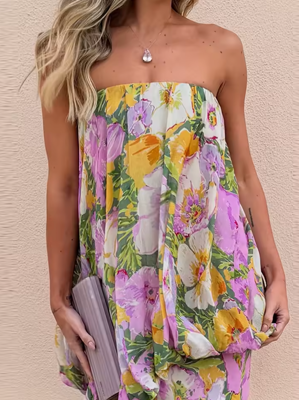 This dress showcases a straight-cut neckline and bare shoulders, creating a sleek and elegant silhouette. Its detailed floral print delivers a subtle yet captivating design, complemented by a comfortable, structured interior lining. The concealed side zip with a metal hook ensures a flawless fit and effortless wear. Perfectly tailored for refined occasions, it combines sophistication and practicality with expert craftsmanship.