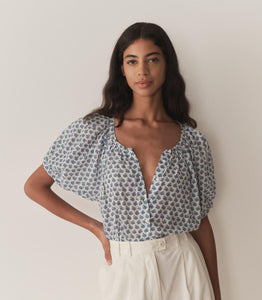 Crafted from midweight organic cotton voile, the June Top features a short-sleeved silhouette inspired by the iconic ‘60s Dahlia Ditsy print. This refined reinterpretation of the classic Jane Blouse offers breathable comfort with a vintage touch, making it an ideal choice for those seeking effortless style grounded in quality fabrics and timeless design.