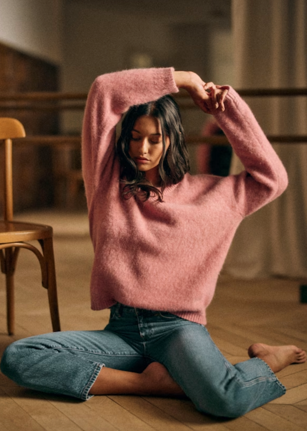 Crafted from luxurious baby alpaca wool, the Amiel Jumper in mottled pink offers exceptional warmth and softness with a refined texture. Its expert blend of fibers ensures durability while maintaining a lightweight feel, making it an ideal choice for layering in cooler weather. The subdued mottled pink hue adds a subtle touch of elegance, perfect for both casual and sophisticated looks. Designed for comfort and style, this jumper combines timeless appeal with premium natural materials.