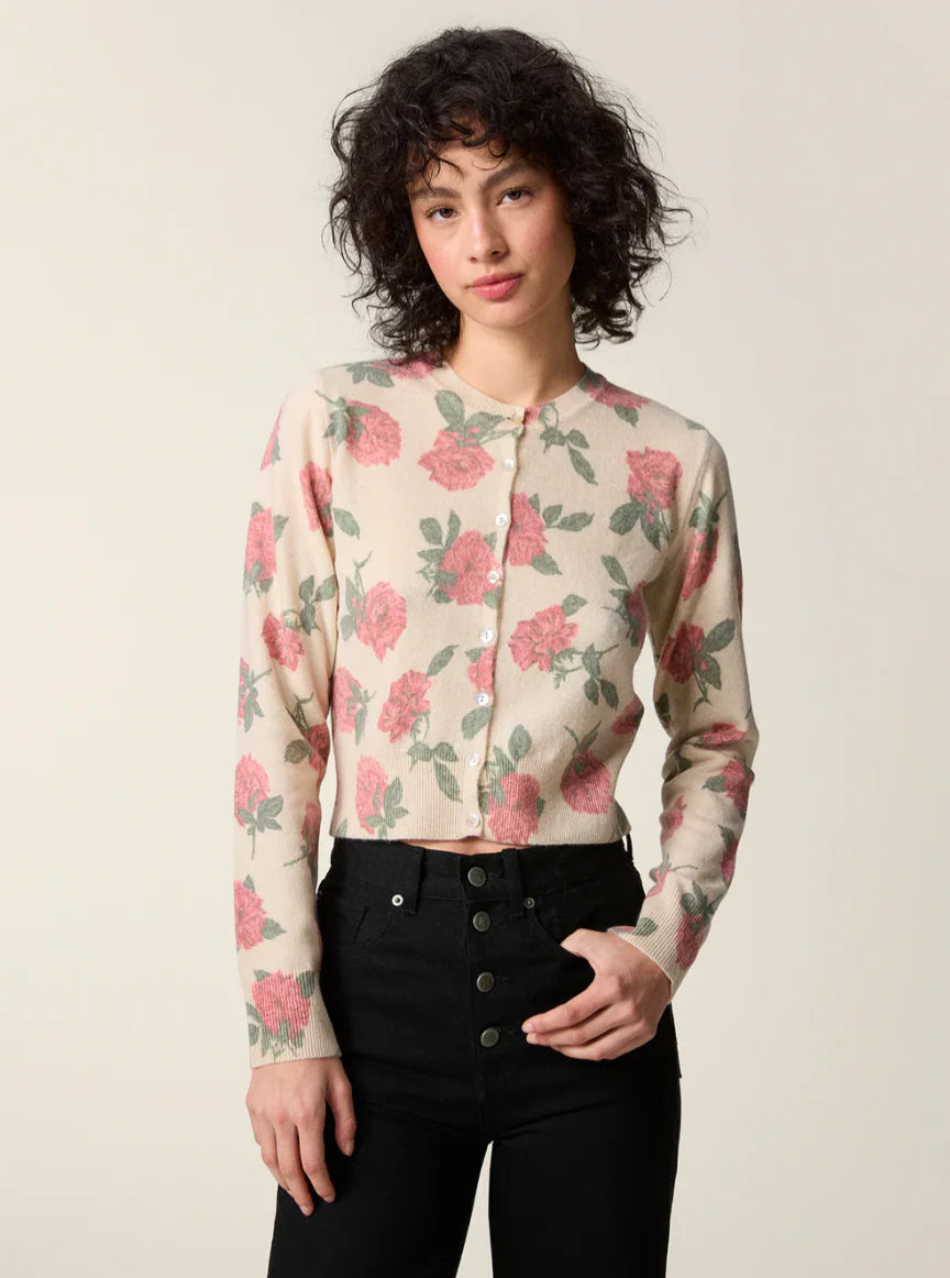 Le cardigan Albira allie élégance et confort avec son imprimé pivoine beige raffiné. Conçu en Italie, il présente un col rond et des manches longues pour une coupe classique. Les finitions en bords côtes au col, à la taille et aux poignets assurent un maintien impeccable. Sa fermeture par boutons en nacre véritable ajoute une touche sophistiquée. Idéal pour un porté quotidien avec une taille conforme aux standards.