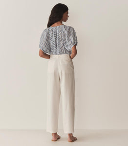 Crafted from midweight organic cotton voile, the June Top features a short-sleeved silhouette inspired by the iconic ‘60s Dahlia Ditsy print. This refined reinterpretation of the classic Jane Blouse offers breathable comfort with a vintage touch, making it an ideal choice for those seeking effortless style grounded in quality fabrics and timeless design.