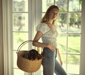 The Adie Top in Spring Parc Monceau from Doen combines romantic elegance with subtle design details. Its low round neckline and functional ties create a refined silhouette, while elasticized sleeves add a gentle pouf for delicate volume. The loose fit beyond the mid-bodice tie offers a graceful, fluttering effect that elevates both casual and dressier ensembles. Ideal for a breezy day or an evening out, this blouse brings a sophisticated charm to any wardrobe.