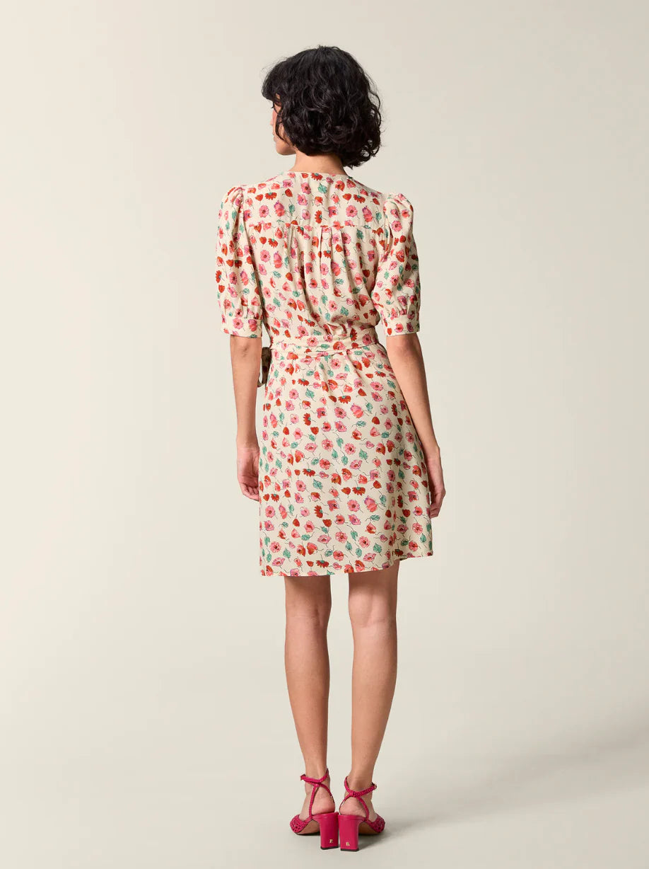 La robe portefeuille midi Rosalina se distingue par son imprimé wildflowers beige délicat. Dotée d’un décolleté en V cache-coeur et de manches courtes avec fronces aux épaules, elle offre une silhouette élégante et ajustée. Les boutons en nacre véritable apportent une touche raffinée, tandis que le large lien de serrage permet un maintien personnalisé. Des pinces soigneusement placées dans le haut du dos assurent un tombé impeccable et un confort optimal. 