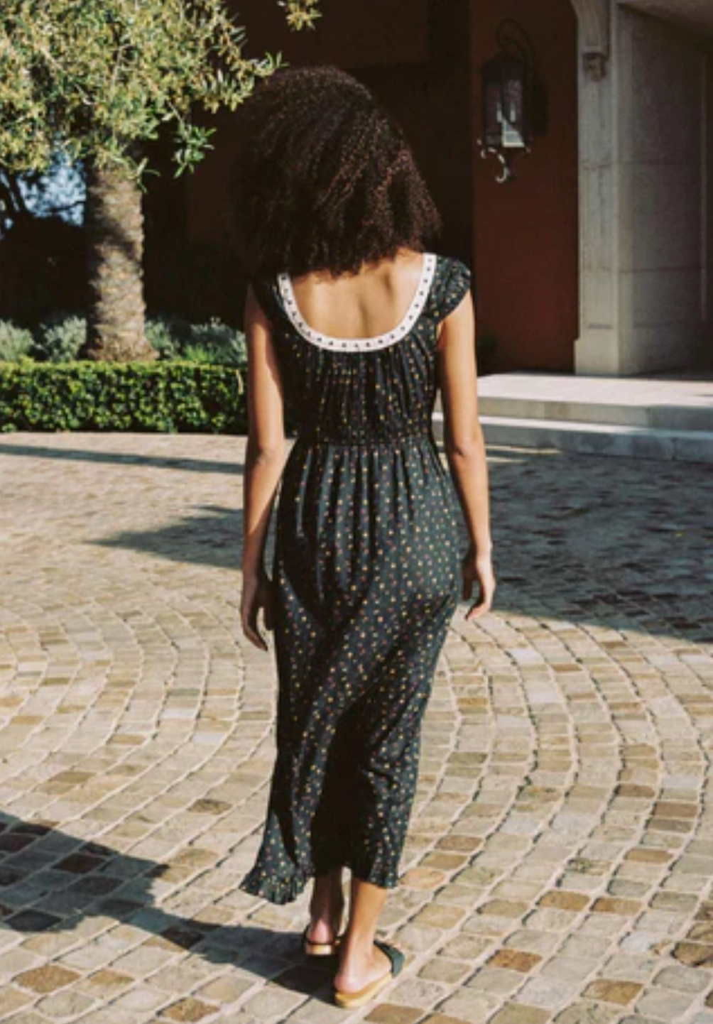 The Kelly Dress features a sophisticated deep scooped neckline trimmed with delicate lace, enhancing its feminine appeal. Crafted from 100% regenerative cotton, its elastic-gathered bodice ensures comfort and flexibility. Practical side seam pockets add functionality, while the exclusive Night Garden floral print completes this season’s standout silhouette with elegance and sustainability.
