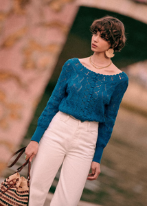 Stay stylish with the Jersey Anika! Hand-crocheted cardigan with a unique single-button closure and vintage-inspired round neck. Long-sleeved blouse for women perfect for any occasion. Add a touch of elegance to your wardrobe with this crochet masterpiece.