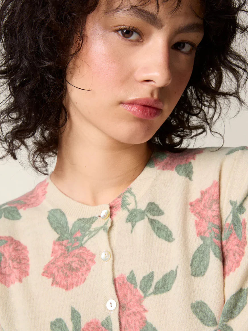 Le cardigan Albira allie élégance et confort avec son imprimé pivoine beige raffiné. Conçu en Italie, il présente un col rond et des manches longues pour une coupe classique. Les finitions en bords côtes au col, à la taille et aux poignets assurent un maintien impeccable. Sa fermeture par boutons en nacre véritable ajoute une touche sophistiquée. Idéal pour un porté quotidien avec une taille conforme aux standards.