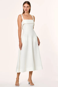 Crafted from breathable linen and fully lined for comfort, the Carmellia Dress in Milk features a refined fold-over neckline with delicate shoulder straps. Its natural fabric ensures a lightweight feel, while the elegant design makes it perfect for sophisticated occasions. To maintain its pristine quality, dry clean only.