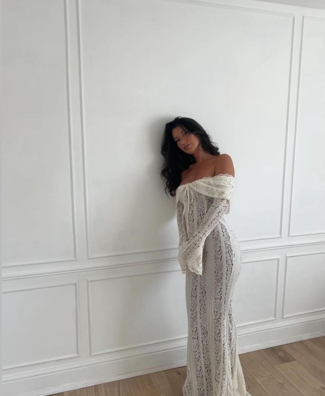 The Belle Maxi Dress offers a contemporary and classic design with a curve-creating silhouette. Made from stretch floral lace and featuring internal boning, it beautifully showcases your figure while providing elegant draping off the shoulder. The contrast lining adds an extra touch of sophistication.