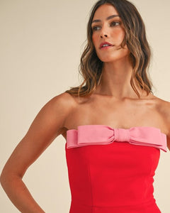 Transform into a divine goddess with the Elea Dress! Ideal for warm weather, it features a charming off-shoulder style and trendy bow accent. Its figure-hugging shape accentuates your curves, and the pockets add practicality. A must-have for any social event, and the ultimate standout for graduation.