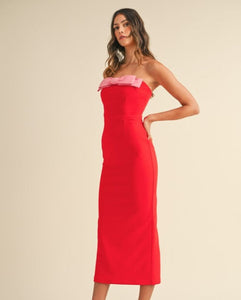 Transform into a divine goddess with the Elea Dress! Ideal for warm weather, it features a charming off-shoulder style and trendy bow accent. Its figure-hugging shape accentuates your curves, and the pockets add practicality. A must-have for any social event, and the ultimate standout for graduation.