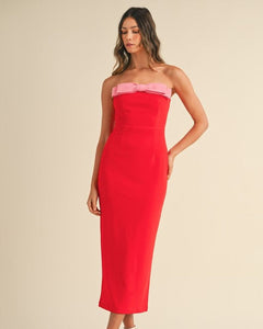 Transform into a divine goddess with the Elea Dress! Ideal for warm weather, it features a charming off-shoulder style and trendy bow accent. Its figure-hugging shape accentuates your curves, and the pockets add practicality. A must-have for any social event, and the ultimate standout for graduation.