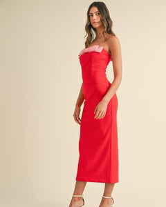 Transform into a divine goddess with the Elea Dress! Ideal for warm weather, it features a charming off-shoulder style and trendy bow accent. Its figure-hugging shape accentuates your curves, and the pockets add practicality. A must-have for any social event, and the ultimate standout for graduation.