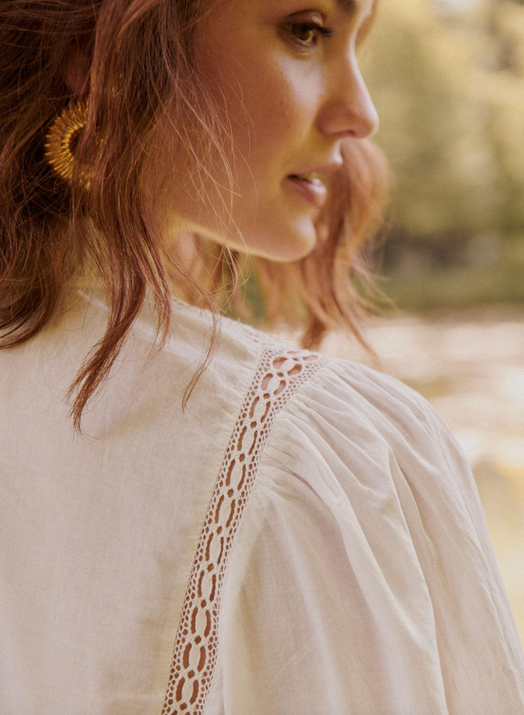 La blouse Tokyo allie légèreté et élégance grâce à son coton biologique écru, respirant et durable. Son col montant froncé, orné de dentelles délicates, crée un jeu de textures raffiné. Les manches longues bouffantes ajoutent un volume maîtrisé, tandis que les fronces sur l’avant apportent une finition structurée. Ce top versatile offre à la fois confort et style, idéal pour sublimer une silhouette avec discrétion et sophistication.