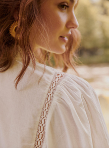 La blouse Tokyo allie légèreté et élégance grâce à son coton biologique écru, respirant et durable. Son col montant froncé, orné de dentelles délicates, crée un jeu de textures raffiné. Les manches longues bouffantes ajoutent un volume maîtrisé, tandis que les fronces sur l’avant apportent une finition structurée. Ce top versatile offre à la fois confort et style, idéal pour sublimer une silhouette avec discrétion et sophistication.
