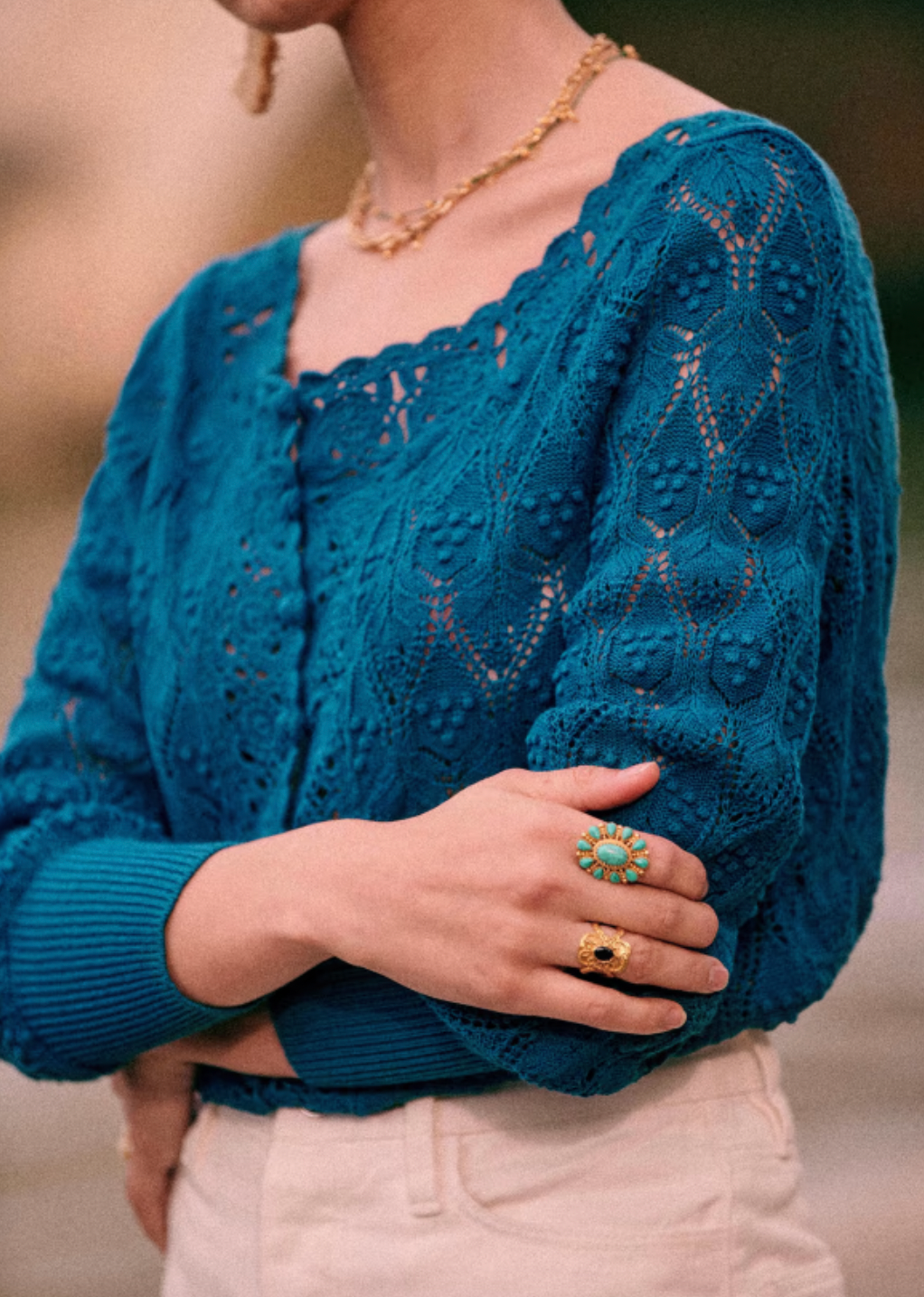 Stay stylish with the Jersey Anika! Hand-crocheted cardigan with a unique single-button closure and vintage-inspired round neck. Long-sleeved blouse for women perfect for any occasion. Add a touch of elegance to your wardrobe with this crochet masterpiece.