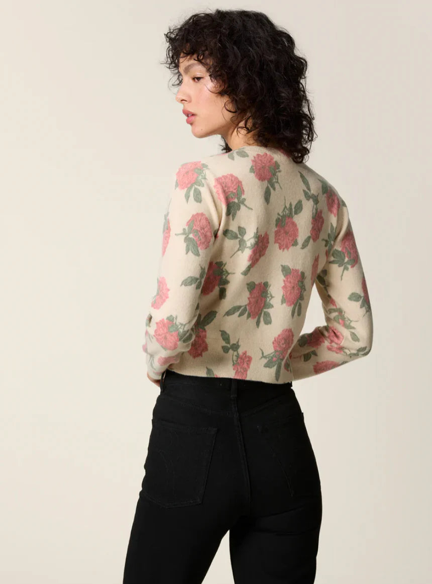 Le cardigan Albira allie élégance et confort avec son imprimé pivoine beige raffiné. Conçu en Italie, il présente un col rond et des manches longues pour une coupe classique. Les finitions en bords côtes au col, à la taille et aux poignets assurent un maintien impeccable. Sa fermeture par boutons en nacre véritable ajoute une touche sophistiquée. Idéal pour un porté quotidien avec une taille conforme aux standards.