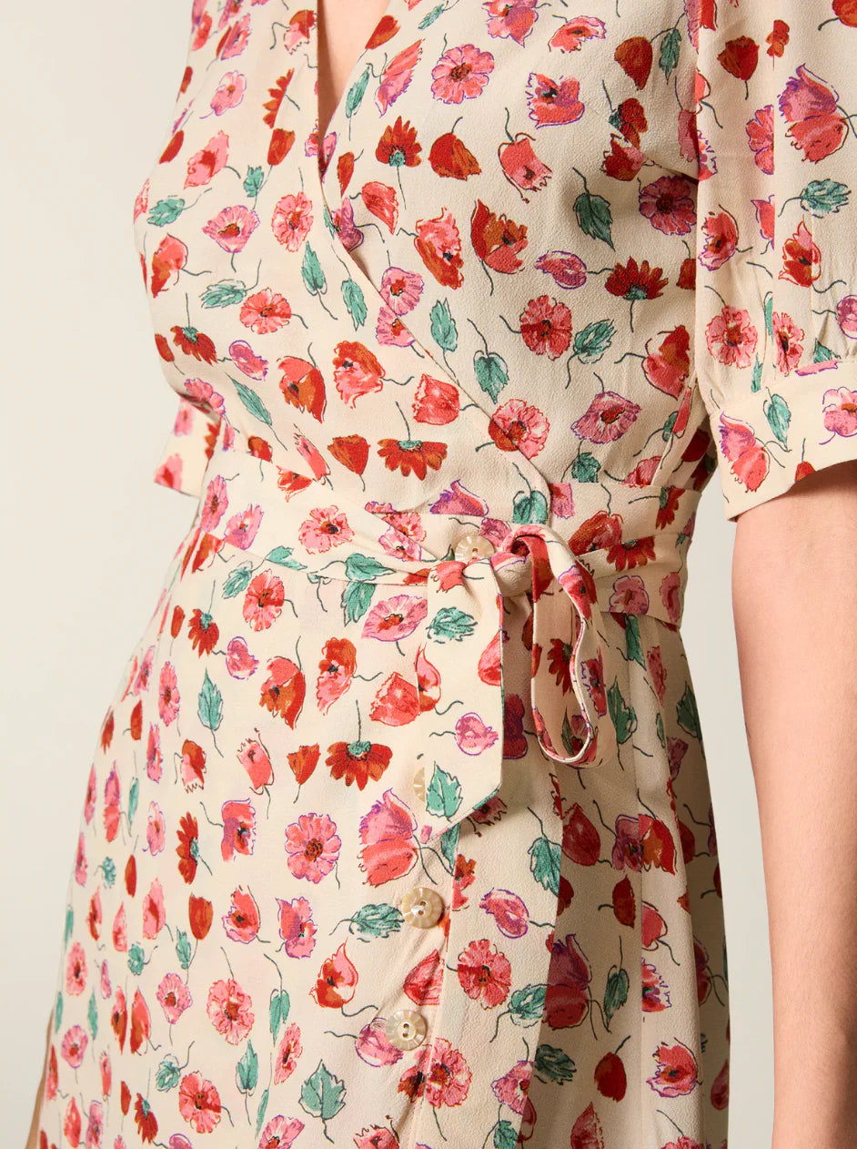 La robe portefeuille midi Rosalina se distingue par son imprimé wildflowers beige délicat. Dotée d’un décolleté en V cache-coeur et de manches courtes avec fronces aux épaules, elle offre une silhouette élégante et ajustée. Les boutons en nacre véritable apportent une touche raffinée, tandis que le large lien de serrage permet un maintien personnalisé. Des pinces soigneusement placées dans le haut du dos assurent un tombé impeccable et un confort optimal. 