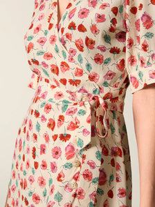 La robe portefeuille midi Rosalina se distingue par son imprimé wildflowers beige délicat. Dotée d’un décolleté en V cache-coeur et de manches courtes avec fronces aux épaules, elle offre une silhouette élégante et ajustée. Les boutons en nacre véritable apportent une touche raffinée, tandis que le large lien de serrage permet un maintien personnalisé. Des pinces soigneusement placées dans le haut du dos assurent un tombé impeccable et un confort optimal. 