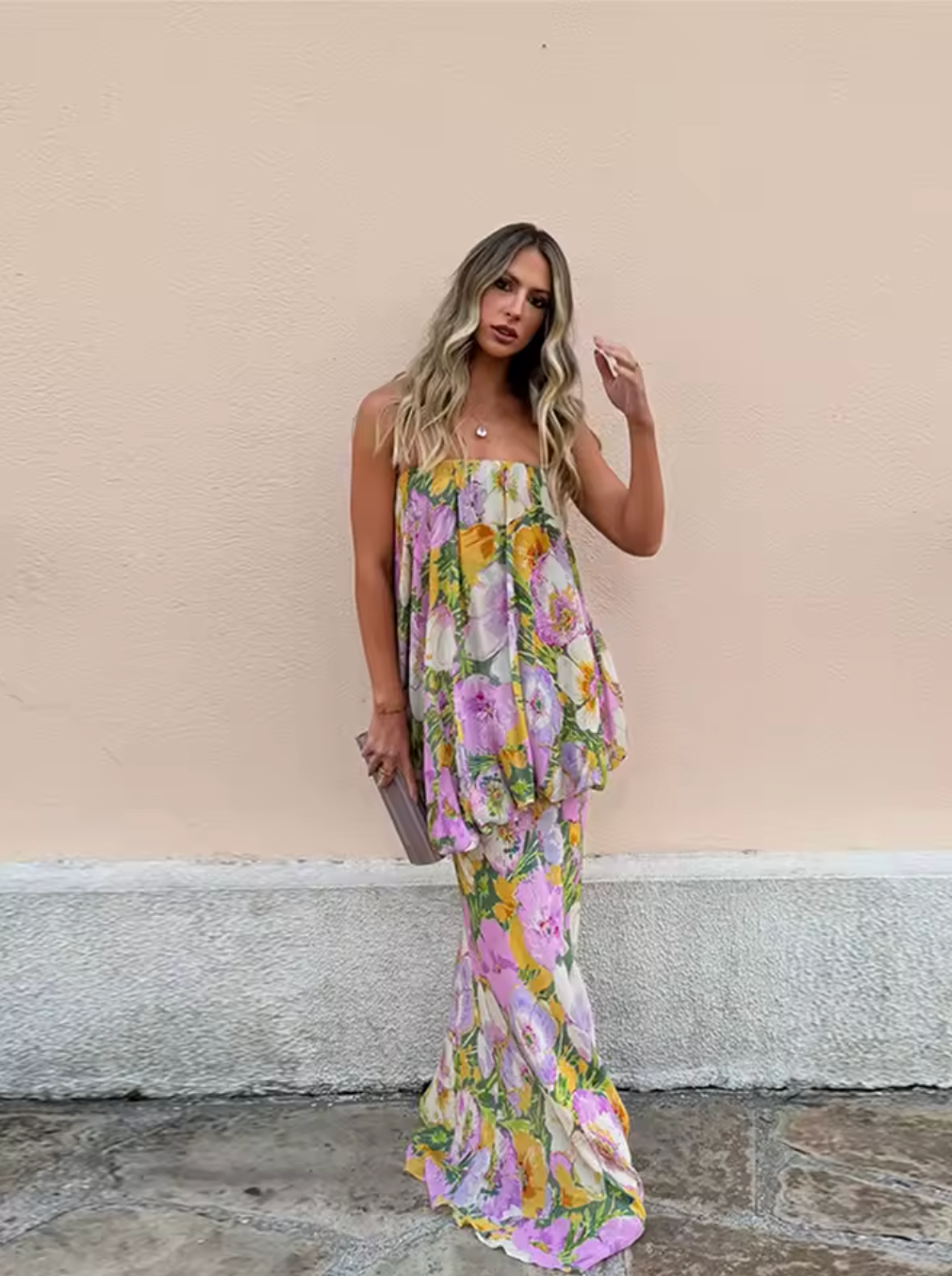 This dress showcases a straight-cut neckline and bare shoulders, creating a sleek and elegant silhouette. Its detailed floral print delivers a subtle yet captivating design, complemented by a comfortable, structured interior lining. The concealed side zip with a metal hook ensures a flawless fit and effortless wear. Perfectly tailored for refined occasions, it combines sophistication and practicality with expert craftsmanship.