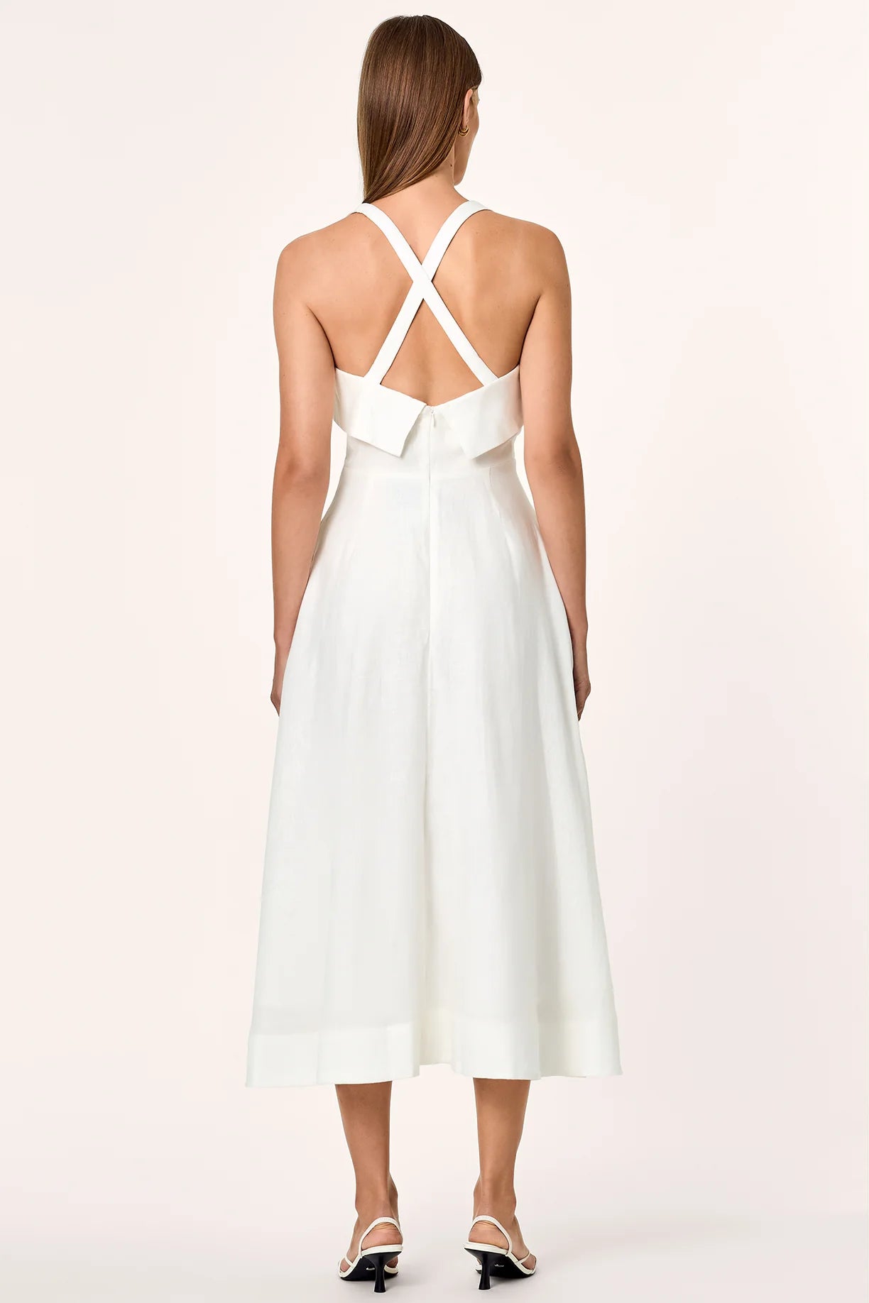 Crafted from breathable linen and fully lined for comfort, the Carmellia Dress in Milk features a refined fold-over neckline with delicate shoulder straps. Its natural fabric ensures a lightweight feel, while the elegant design makes it perfect for sophisticated occasions. To maintain its pristine quality, dry clean only.