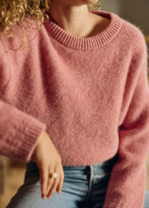 Crafted from luxurious baby alpaca wool, the Amiel Jumper in mottled pink offers exceptional warmth and softness with a refined texture. Its expert blend of fibers ensures durability while maintaining a lightweight feel, making it an ideal choice for layering in cooler weather. The subdued mottled pink hue adds a subtle touch of elegance, perfect for both casual and sophisticated looks. Designed for comfort and style, this jumper combines timeless appeal with premium natural materials.