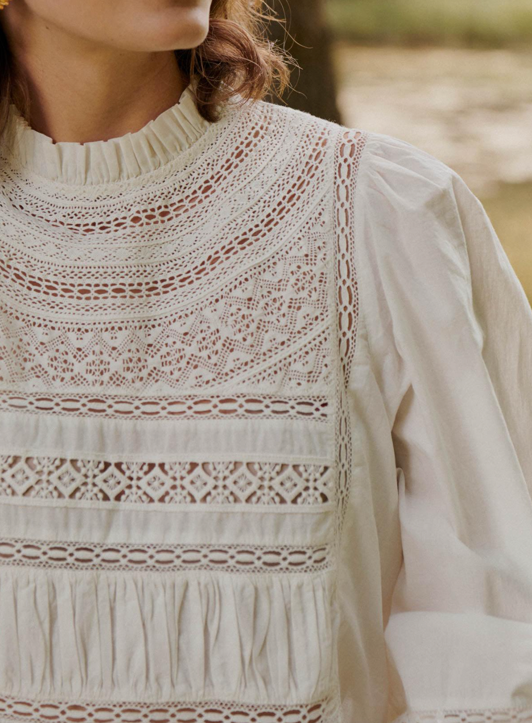 La blouse Tokyo allie légèreté et élégance grâce à son coton biologique écru, respirant et durable. Son col montant froncé, orné de dentelles délicates, crée un jeu de textures raffiné. Les manches longues bouffantes ajoutent un volume maîtrisé, tandis que les fronces sur l’avant apportent une finition structurée. Ce top versatile offre à la fois confort et style, idéal pour sublimer une silhouette avec discrétion et sophistication.
