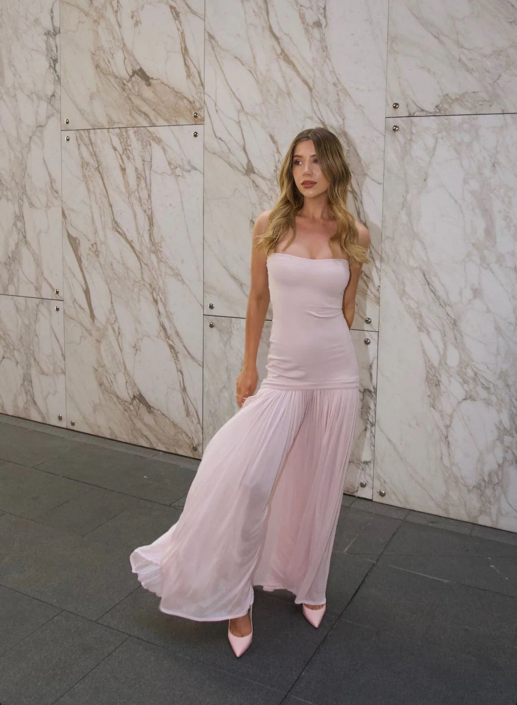 Transform any occasion into a luxurious affair with the Naomi Maxi Dress by Helsa. This beautiful gown in soft rose pink will captivate and impress. Elevate your style and make a lasting impression with the ultimate fusion of glamour and grace.