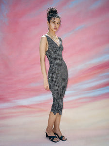 The Stephanie - Paradiso Noir is a silk dress designed for effortless elegance. Its adjustable back tie shapes the waist perfectly, while wide straps offer comfort and bra coverage. The V-neckline subtly enhances the décolletage, and its mid-calf length flatters a range of heights, revealing just the right amount of leg. Versatile for styling, it pairs beautifully with boots for a 90s-inspired look or delicate heels for a more refined finish. A timeless piece that effortlessly elevates your wardrobe.