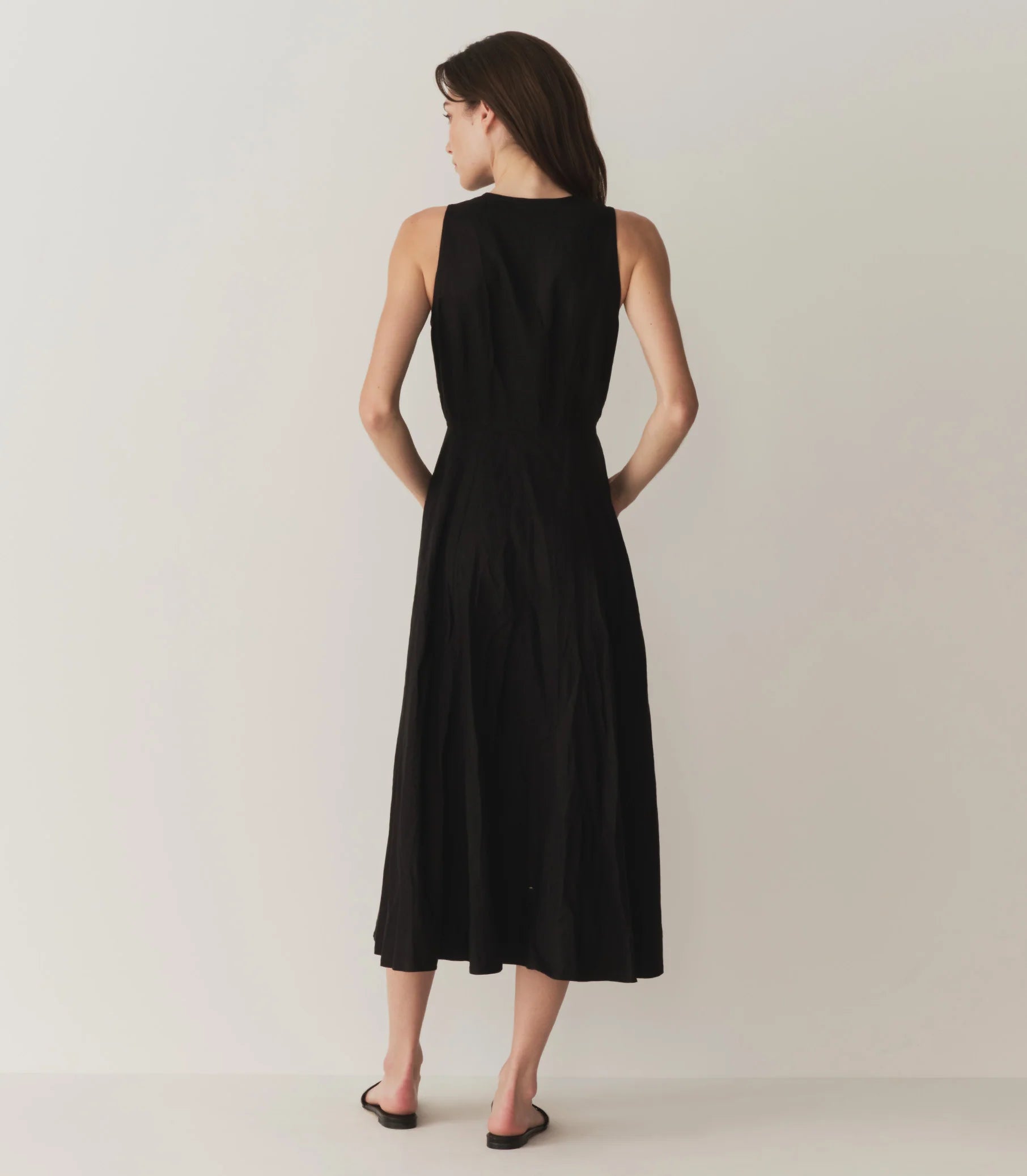 Elevate your style game with the Bryony Dress by Doen! Made with luxurious midweight linen, this '50s-inspired sleeveless dress features a flattering fitted bodice and a chic ankle-grazing length. Perfect for any occasion, it's time to update your wardrobe with this elegant and versatile piece.