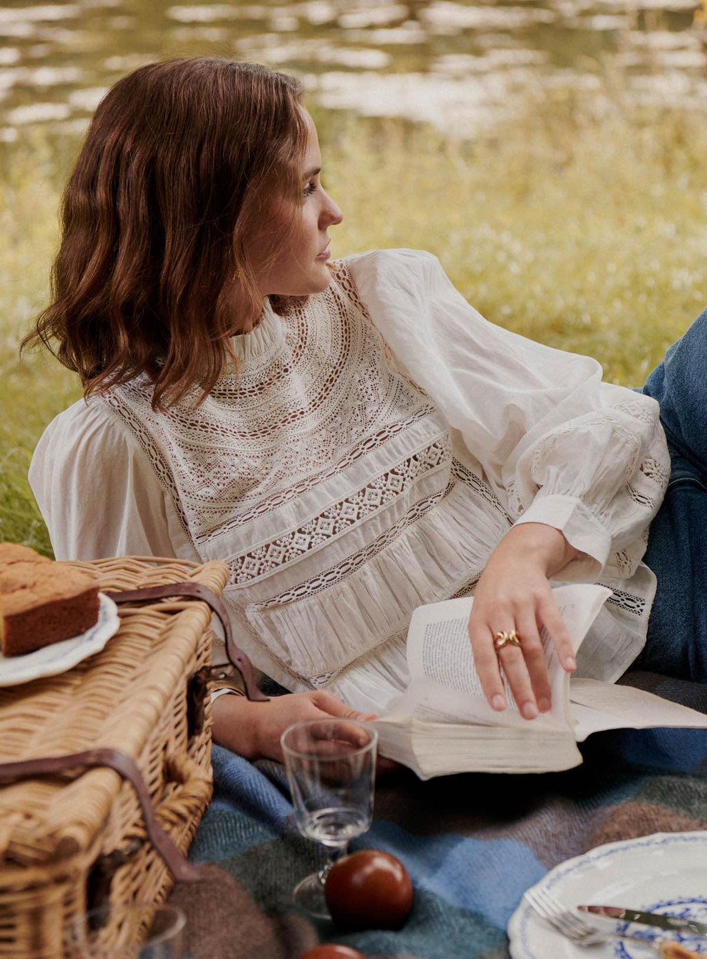 La blouse Tokyo allie légèreté et élégance grâce à son coton biologique écru, respirant et durable. Son col montant froncé, orné de dentelles délicates, crée un jeu de textures raffiné. Les manches longues bouffantes ajoutent un volume maîtrisé, tandis que les fronces sur l’avant apportent une finition structurée. Ce top versatile offre à la fois confort et style, idéal pour sublimer une silhouette avec discrétion et sophistication.