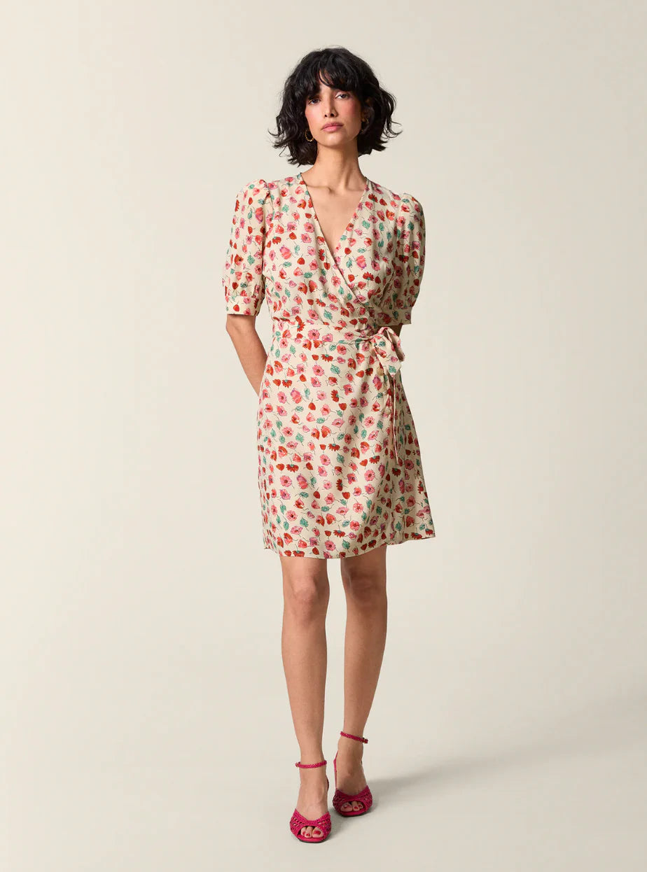 La robe portefeuille midi Rosalina se distingue par son imprimé wildflowers beige délicat. Dotée d’un décolleté en V cache-coeur et de manches courtes avec fronces aux épaules, elle offre une silhouette élégante et ajustée. Les boutons en nacre véritable apportent une touche raffinée, tandis que le large lien de serrage permet un maintien personnalisé. Des pinces soigneusement placées dans le haut du dos assurent un tombé impeccable et un confort optimal. 