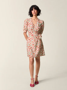 La robe portefeuille midi Rosalina se distingue par son imprimé wildflowers beige délicat. Dotée d’un décolleté en V cache-coeur et de manches courtes avec fronces aux épaules, elle offre une silhouette élégante et ajustée. Les boutons en nacre véritable apportent une touche raffinée, tandis que le large lien de serrage permet un maintien personnalisé. Des pinces soigneusement placées dans le haut du dos assurent un tombé impeccable et un confort optimal. 