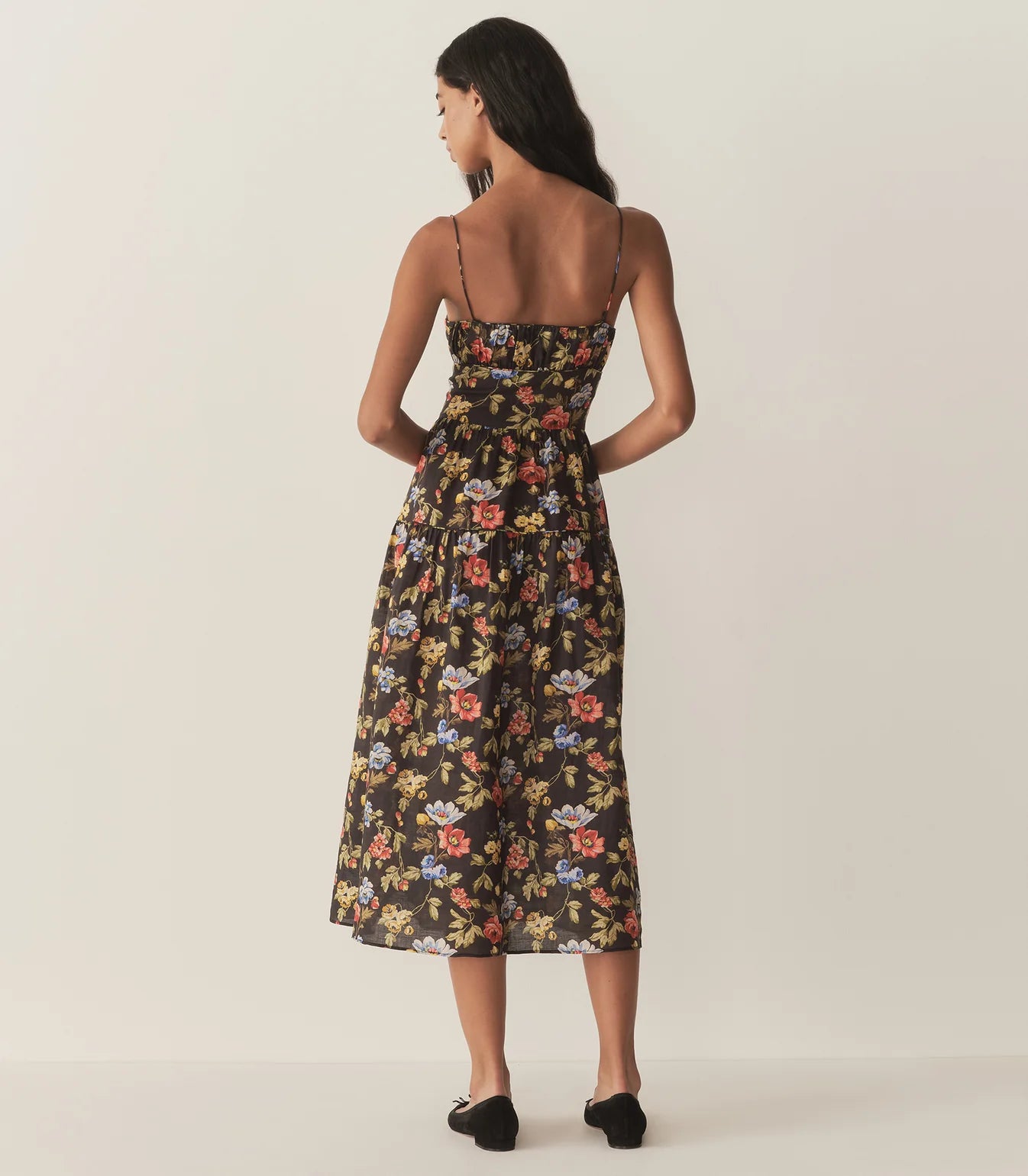 Crafted from lightweight ramie fabric adorned with a delicate 1930s French block print, the Benoit Dress offers a refined silhouette for spring. It features a soft sweetheart neckline paired with ultra-skinny spaghetti straps, lending a subtle elegance. The fitted bodice with an invisible side zipper ensures a sleek fit, while the ankle-grazing A-line skirt provides graceful movement and timeless appeal.