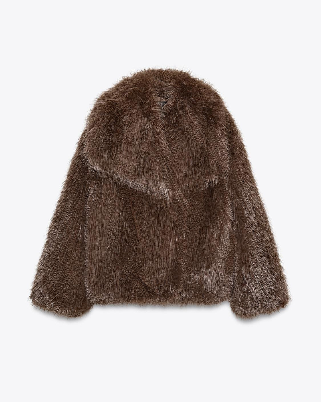 This short faux fur coat combines sophisticated style with practical details. Designed with a classic lapel collar and long sleeves, it offers warmth and elegance. Side pockets add convenience, while the tonal lining ensures a smooth fit. The front fastening with metal hooks provides secure closure and a sleek finish, making it an ideal choice for refined winter wear.