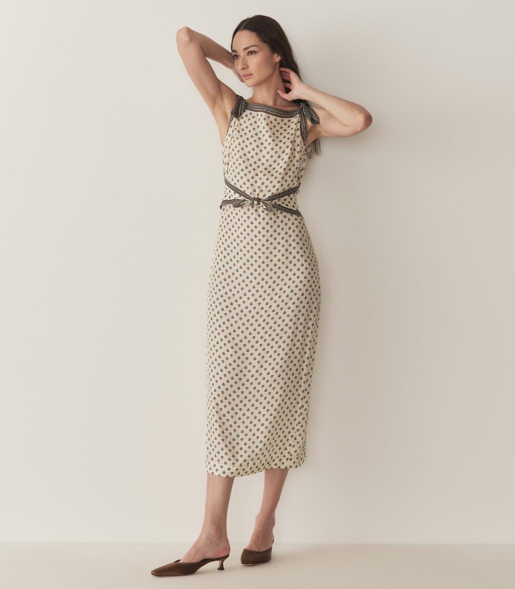 The Amorette Dress in Riviera Foulard by Doen epitomizes effortless elegance with its luxurious silk-viscose twill construction. This sleeveless column silhouette features a refined bateau neckline, adjustable shoulder ties, and a functional waist seam that defines the figure while allowing comfortable movement. A center back slit provides practical ease without compromising sophistication. 