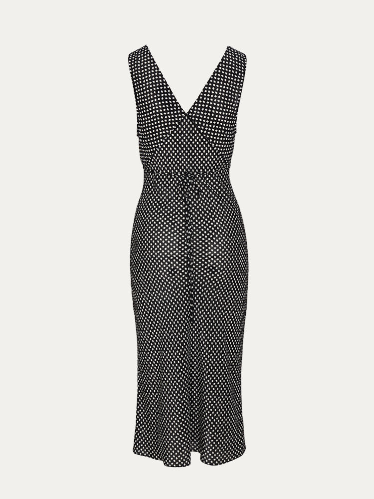 The Stephanie - Paradiso Noir is a silk dress designed for effortless elegance. Its adjustable back tie shapes the waist perfectly, while wide straps offer comfort and bra coverage. The V-neckline subtly enhances the décolletage, and its mid-calf length flatters a range of heights, revealing just the right amount of leg. Versatile for styling, it pairs beautifully with boots for a 90s-inspired look or delicate heels for a more refined finish. A timeless piece that effortlessly elevates your wardrobe.
