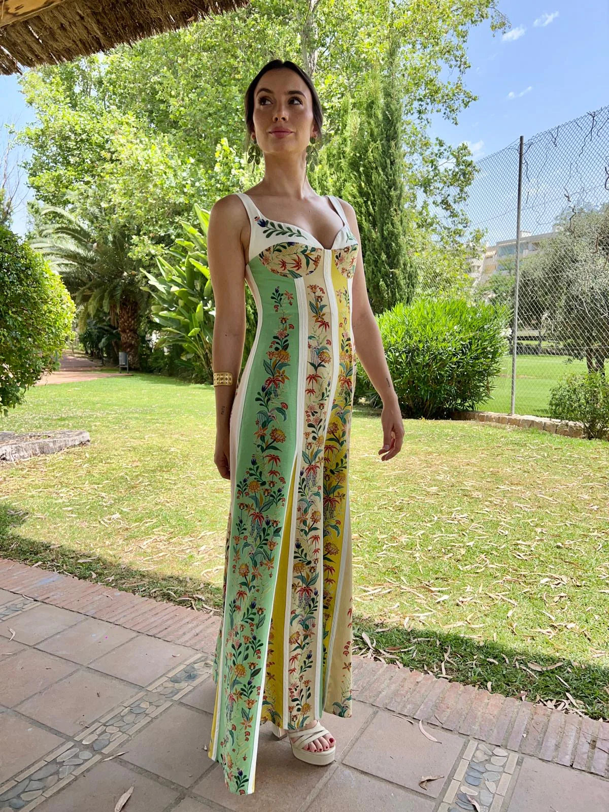 This sophisticated maxi dress from Farm Rio combines a linen-blend fabric with a delicate floral print and striking striped color-block panels. Featuring a flattering sweetheart neckline with a balconette-style bust, it offers an elegant silhouette. The concealed hook and zip fastening at the back ensures a seamless fit. Made from 55% linen and 45% viscose, this dress provides breathable comfort and graceful movement ideal for refined daytime or evening occasions.