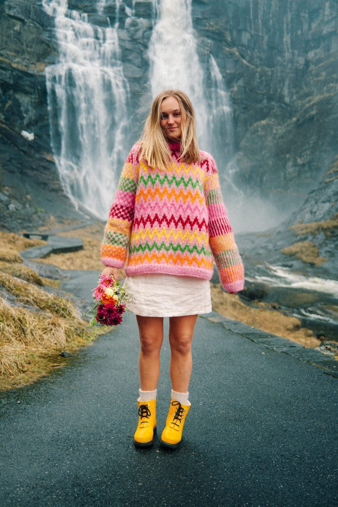 Elevate your style with the Pull Margot. Vibrant colors and a delicate round neck add a touch of elegance, while the striped mohair top adds texture and warmth. Hand-woven with care, this new model is sure to make a statement and elevate any outfit.