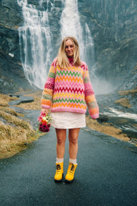 Elevate your style with the Pull Margot. Vibrant colors and a delicate round neck add a touch of elegance, while the striped mohair top adds texture and warmth. Hand-woven with care, this new model is sure to make a statement and elevate any outfit.