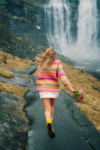 Elevate your style with the Pull Margot. Vibrant colors and a delicate round neck add a touch of elegance, while the striped mohair top adds texture and warmth. Hand-woven with care, this new model is sure to make a statement and elevate any outfit.